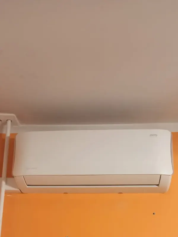 Klimatyzator ścienny w pokoju